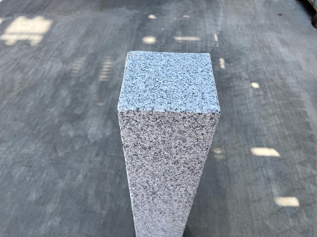 Granit-Quadrat-Palisade hellgrau 12x12x75 cm